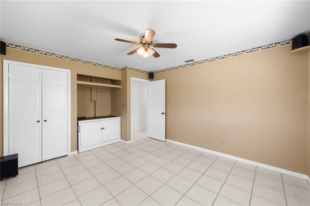 Empty room, Interior