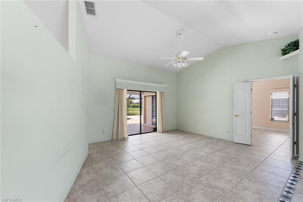 Empty room, Interior