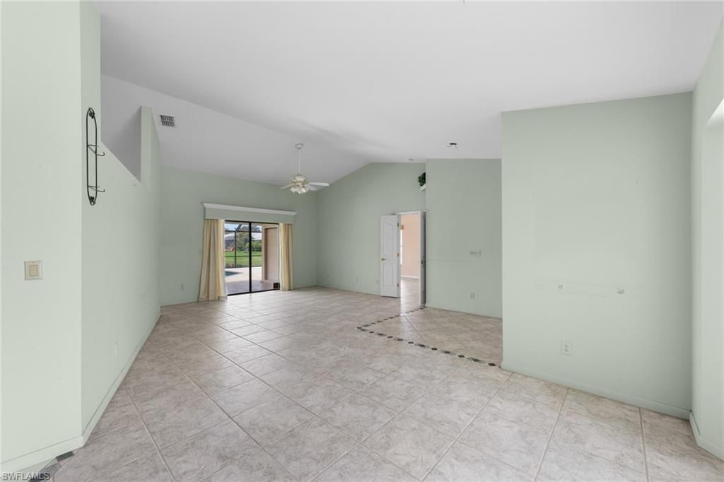 Empty room, Interior