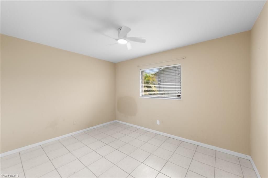 Empty room, Interior