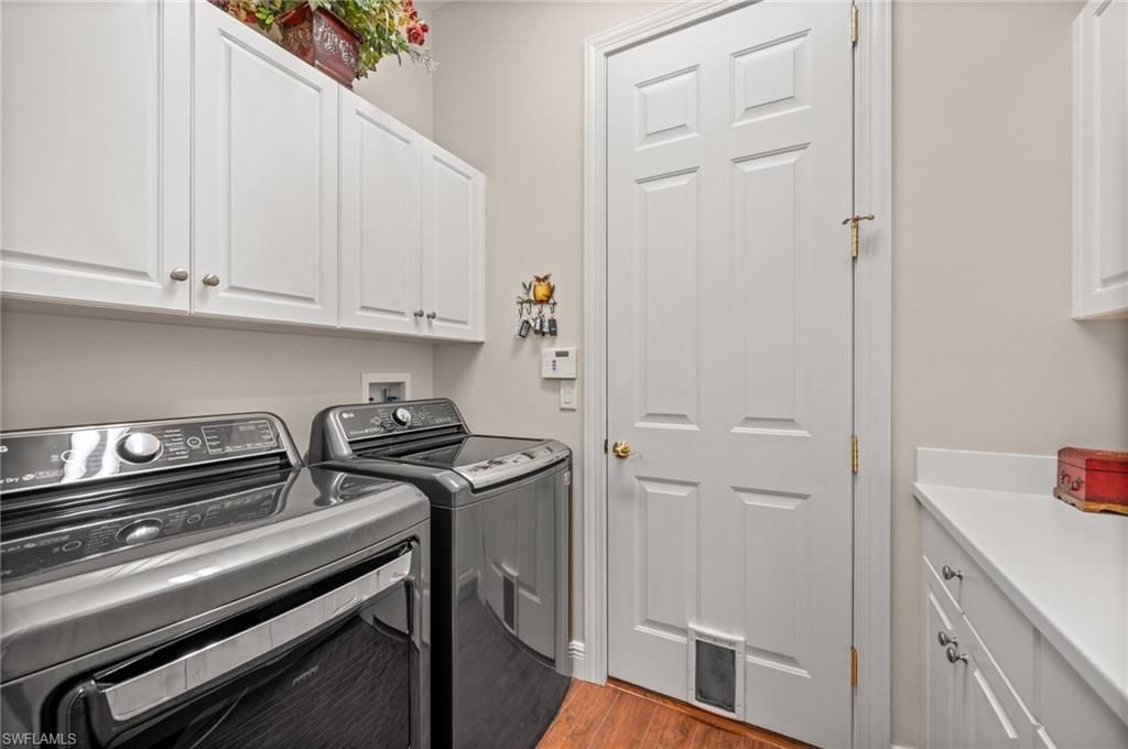 Interior, Washer, Wood Texture Flooring