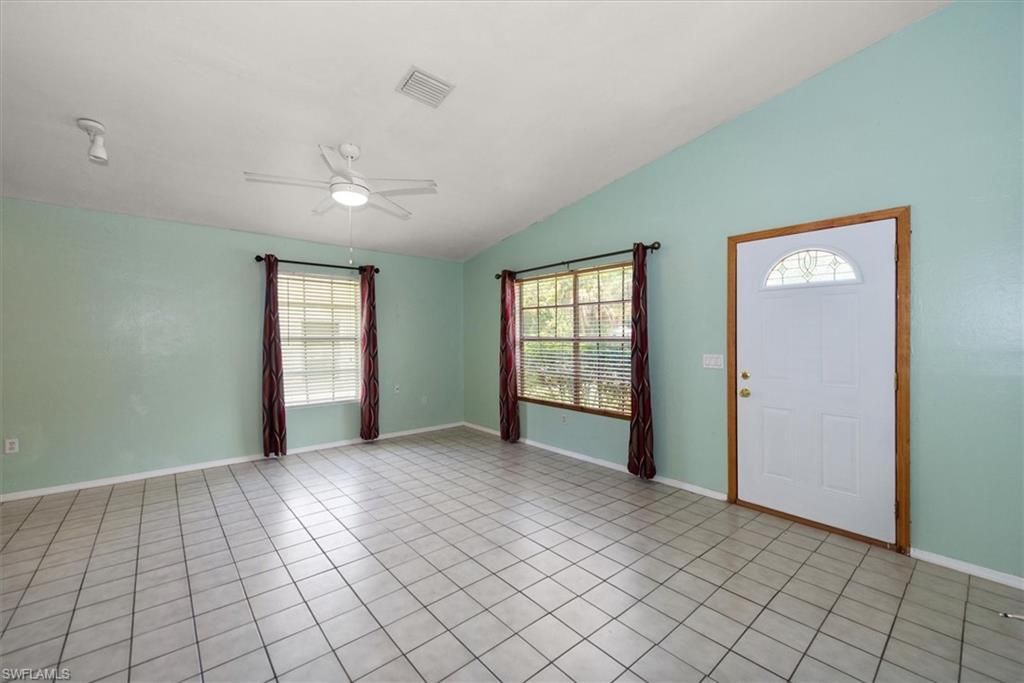Empty room, Interior