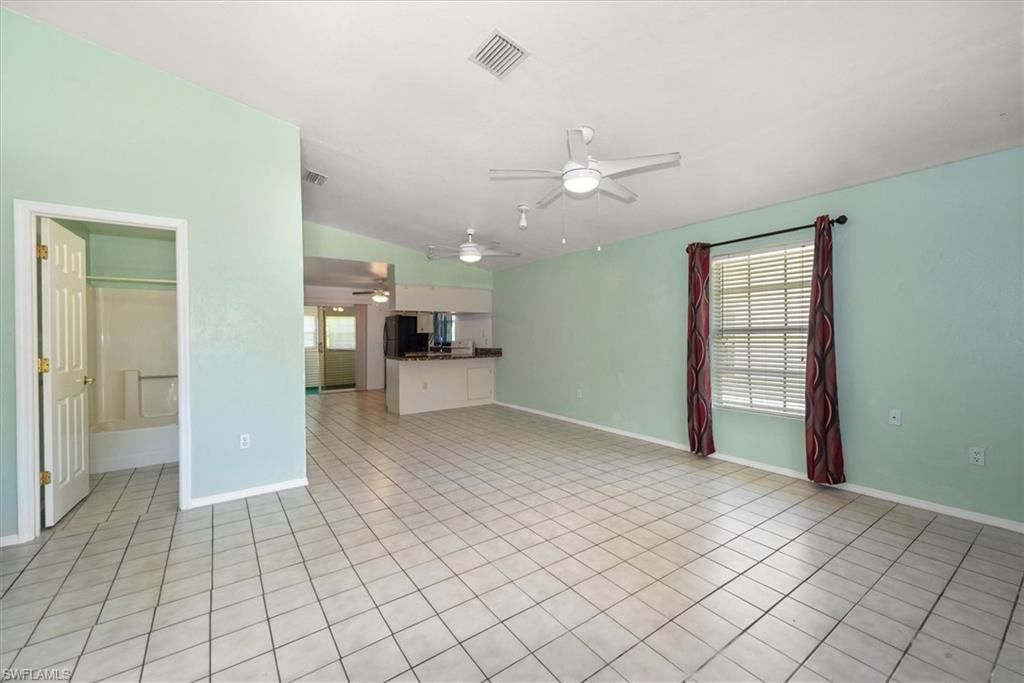 Empty room, Interior
