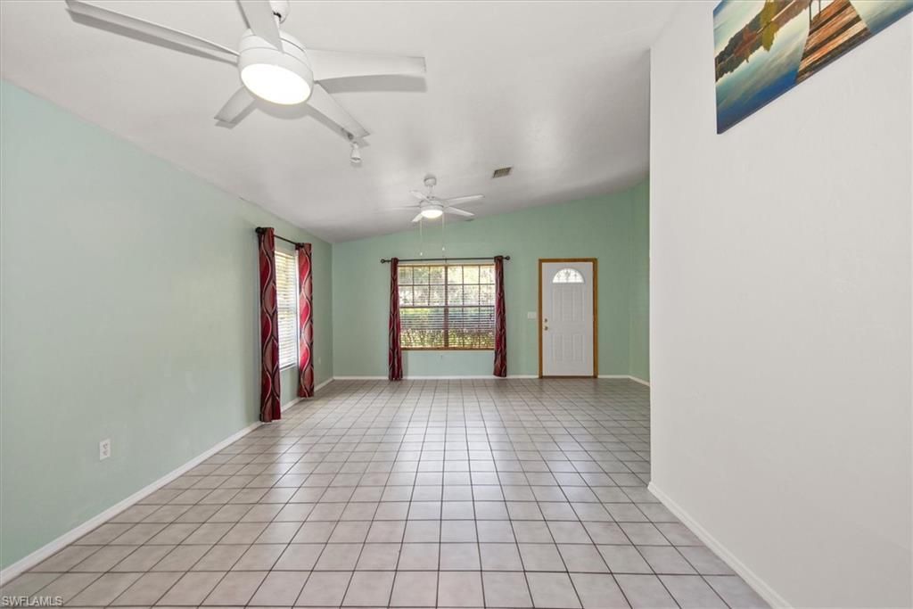Empty room, Interior