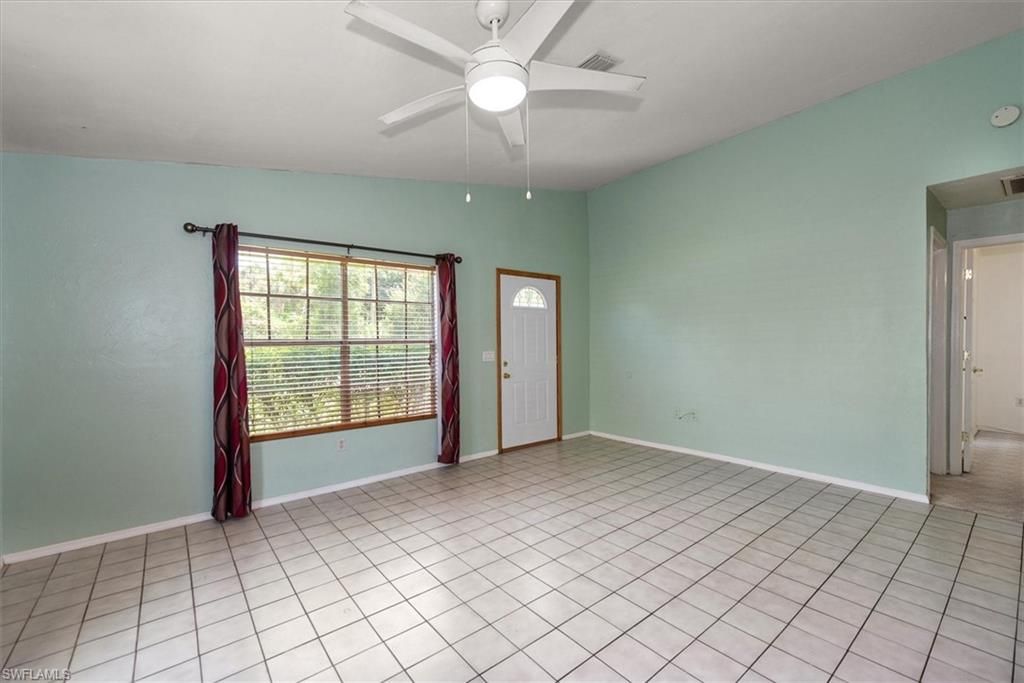 Empty room, Interior