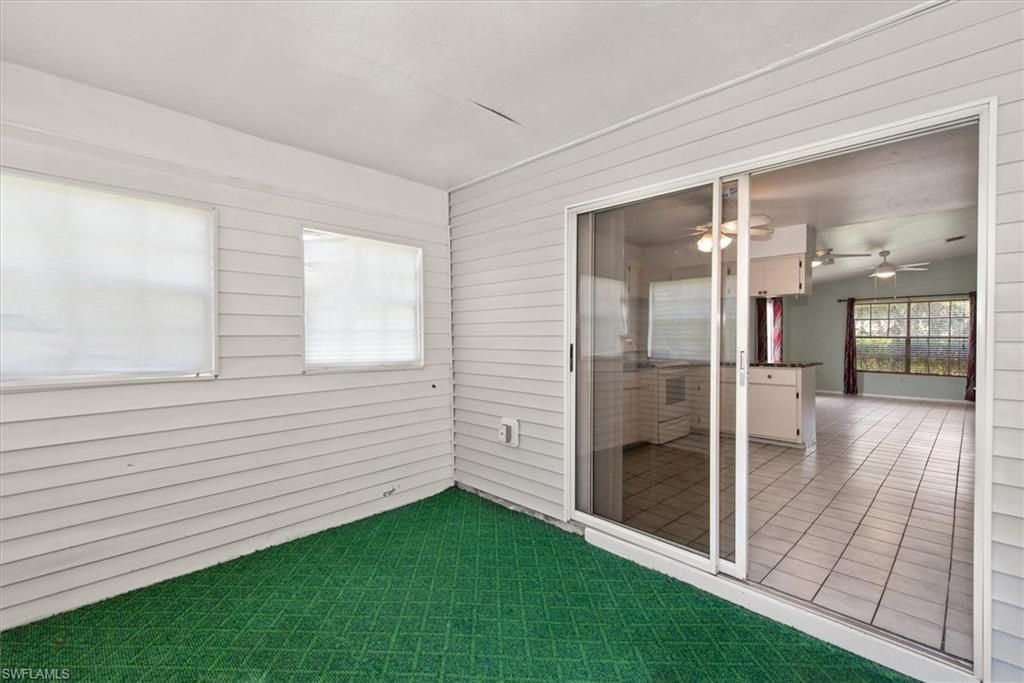 Empty room, Interior