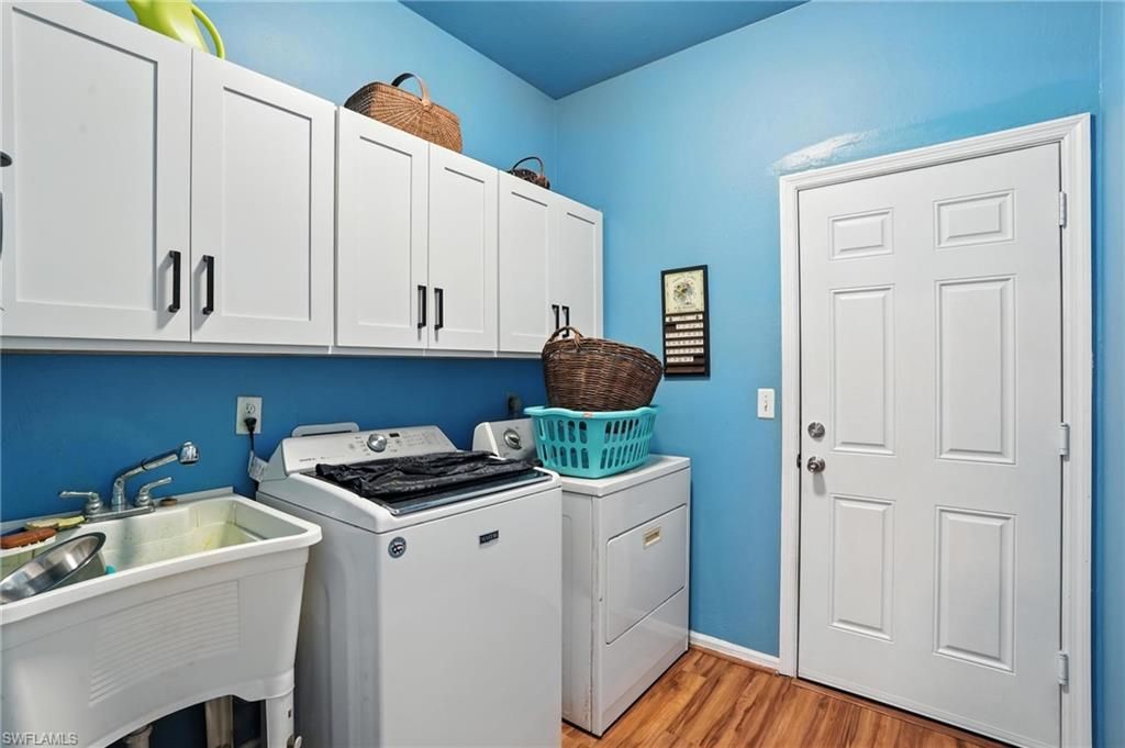Interior, Kitchen, Washer, Wood Texture Flooring