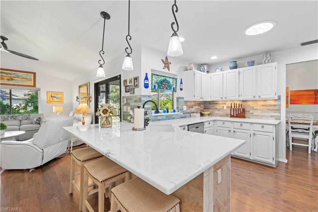 Dining room, Interior, Kitchen, Pendant Lights, Recessed Lighting, Wood Texture Flooring