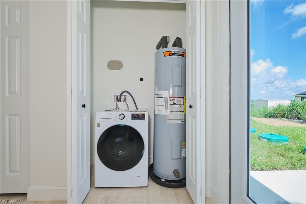 Interior, Utility Closets, Washer, Wood Texture Flooring