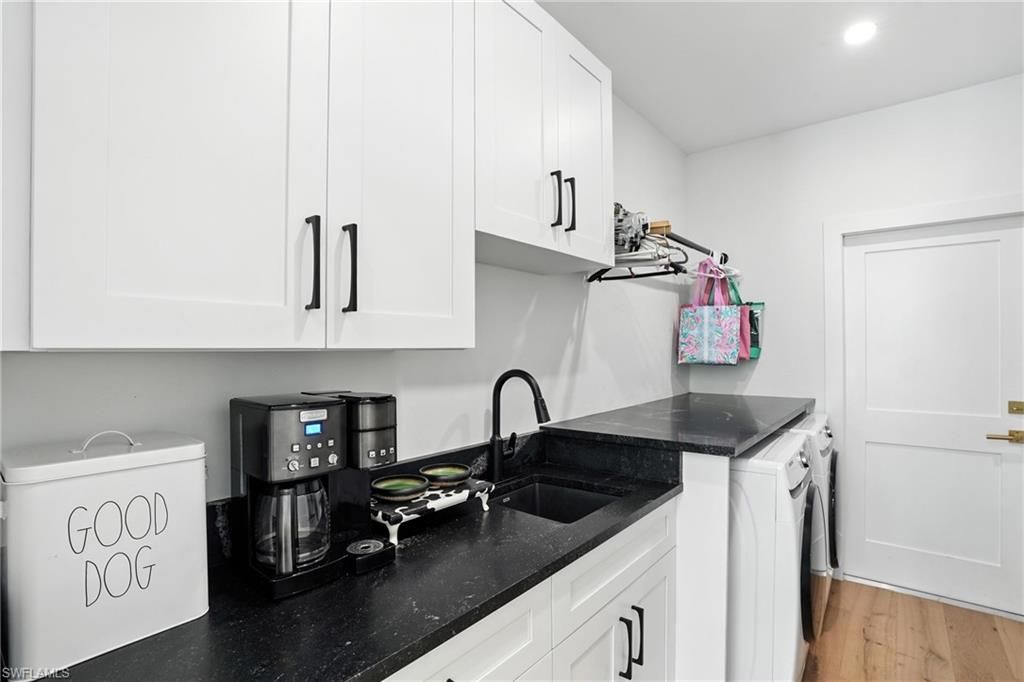 Interior, Recessed Lighting, Washer, Wood Texture Flooring