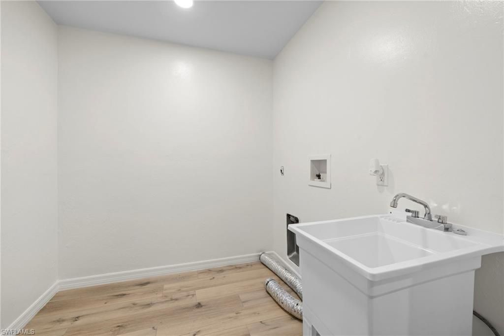 Bathroom, Interior, Recessed Lighting, Wood Texture Flooring