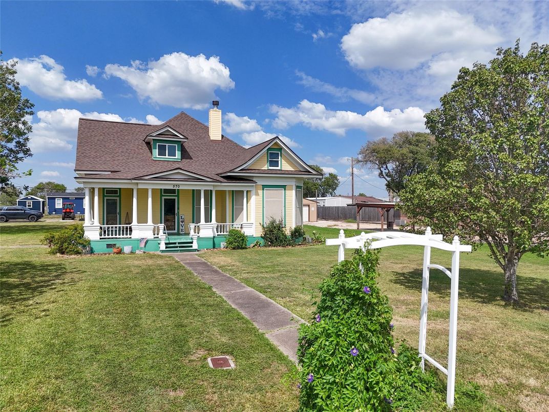 Backyard, Exterior, Facade, Cape Cod