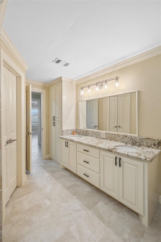 Bathroom, Dual Sink Vanities, Interior