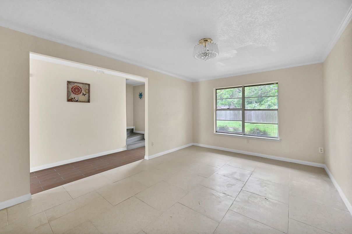Empty room, Interior