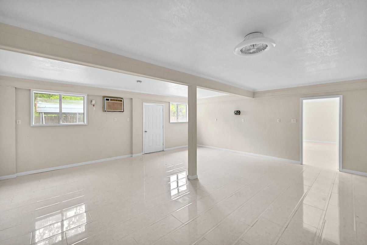 Empty room, Interior