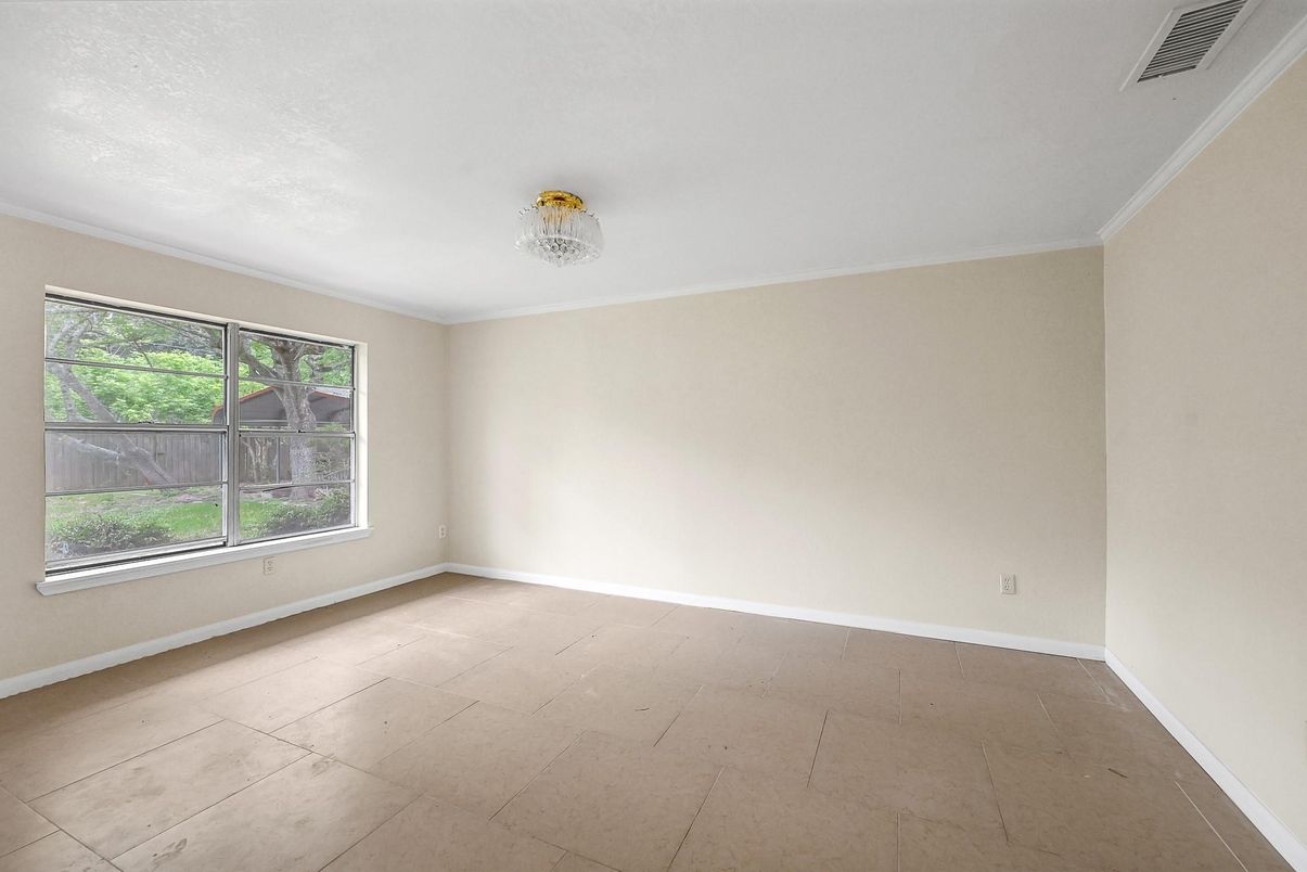 Empty room, Interior