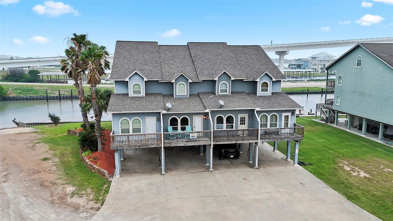 Backyard, Exterior, Facade, Water, Queen Anne Victorian
