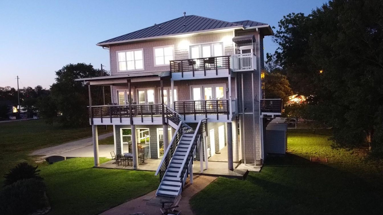 Backyard, Exterior, Facade, Modern