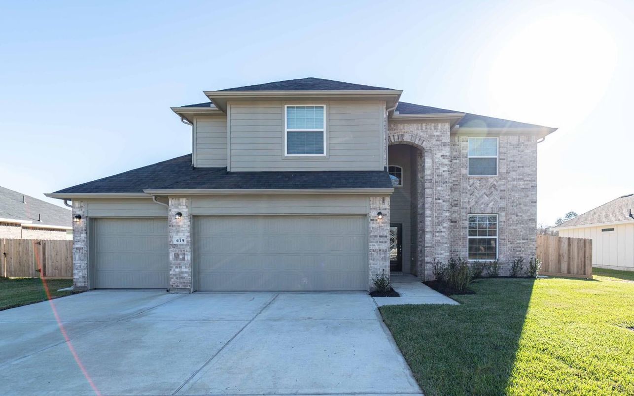 Attached, Exterior, Facade, Brick Traditional