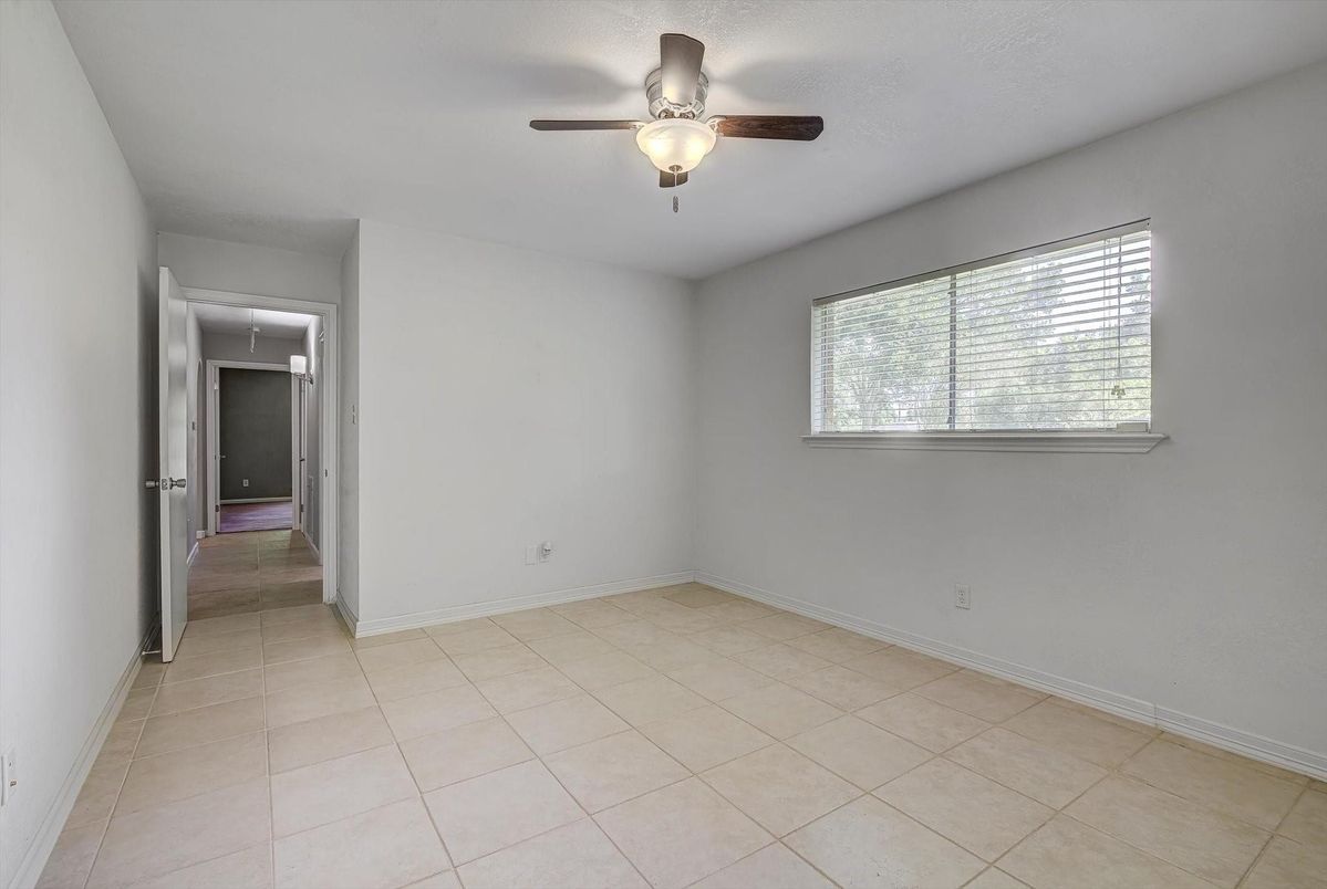 Empty room, Interior
