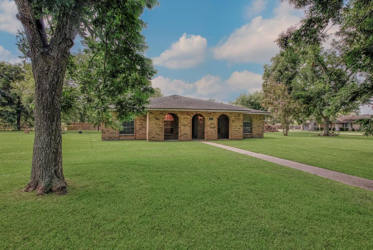 Backyard, Exterior, Facade, Brick Facade, Ranch