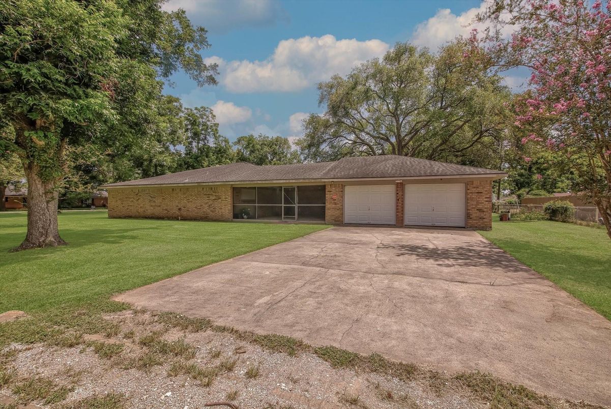 Attached, Exterior, Facade, Brick Facade, Ranch