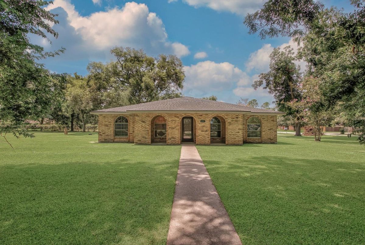 Backyard, Exterior, Facade, Brick Facade, Ranch