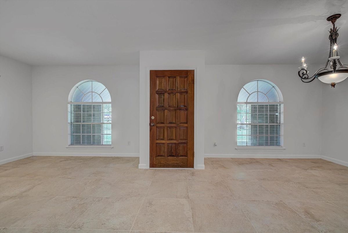 Chandelier, Empty room, Interior, Pendant Lights