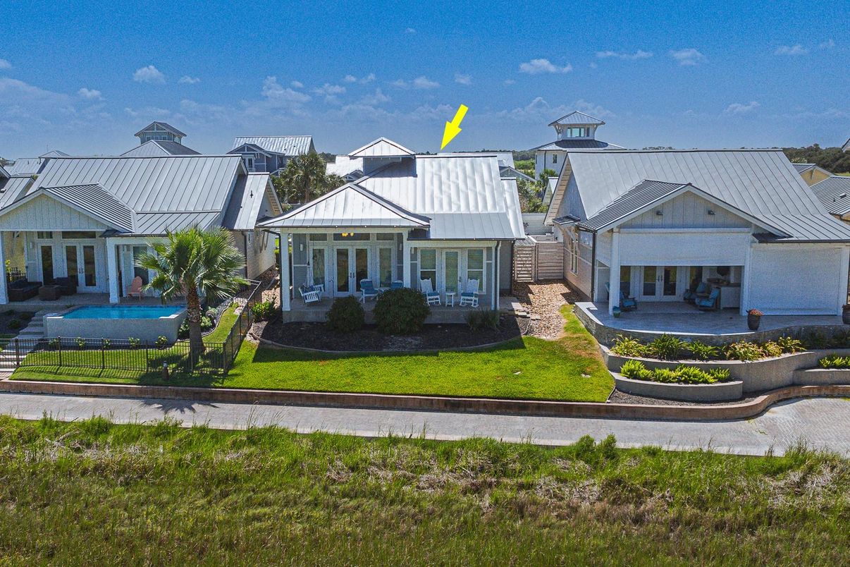 Exterior, Facade, Pool, Farmhouse