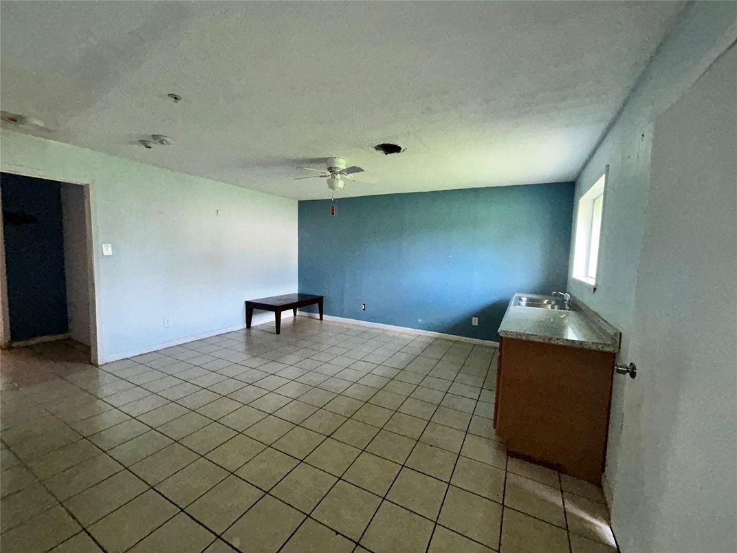 Empty room, Interior