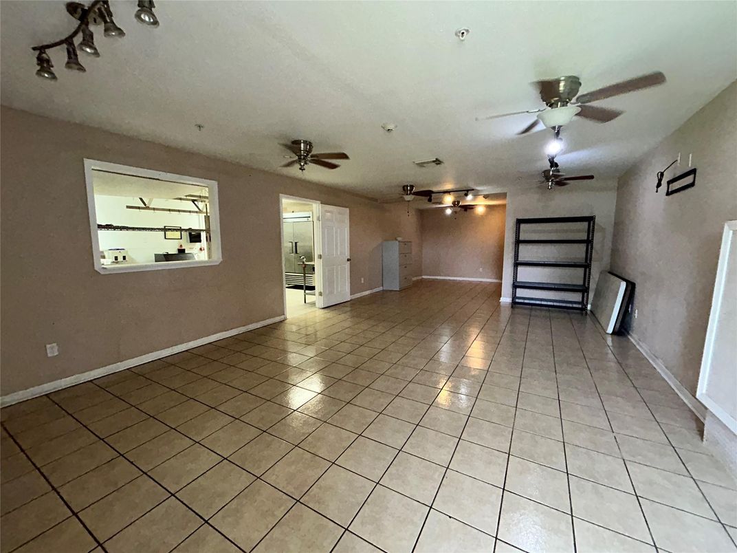 Empty room, Interior