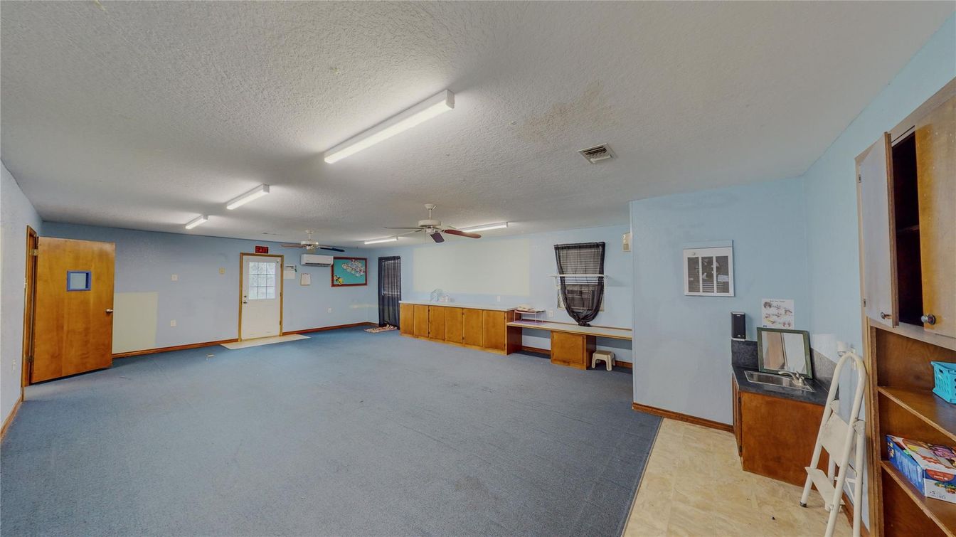 Empty room, Interior