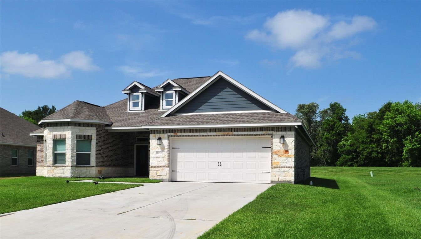 Attached, Exterior, Facade, Brick Traditional