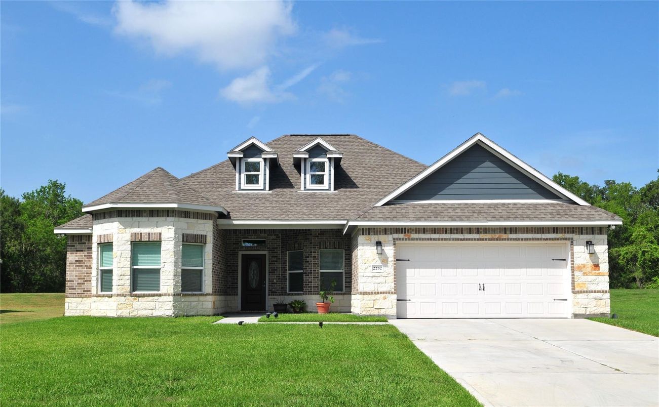 Attached, Exterior, Facade, Ranch
