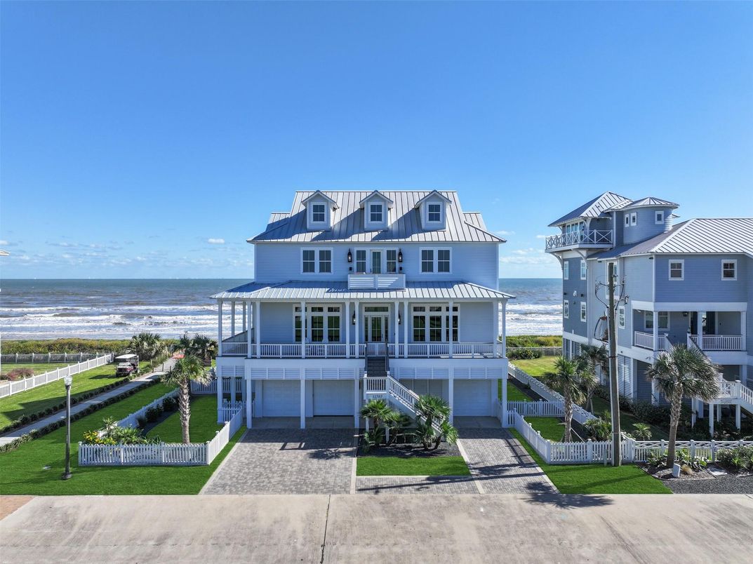 Exterior, Facade, Water, Queen Anne Victorian