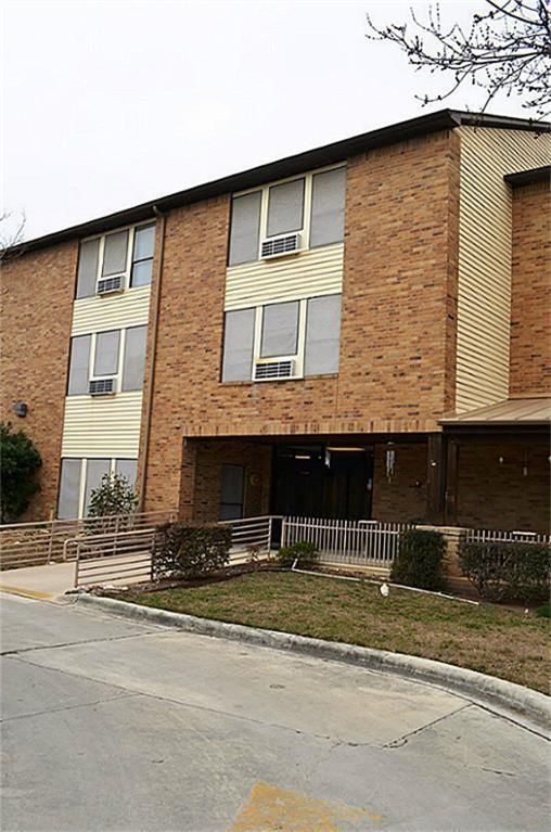 Exterior, Facade, Brick Facade, Rowhouse