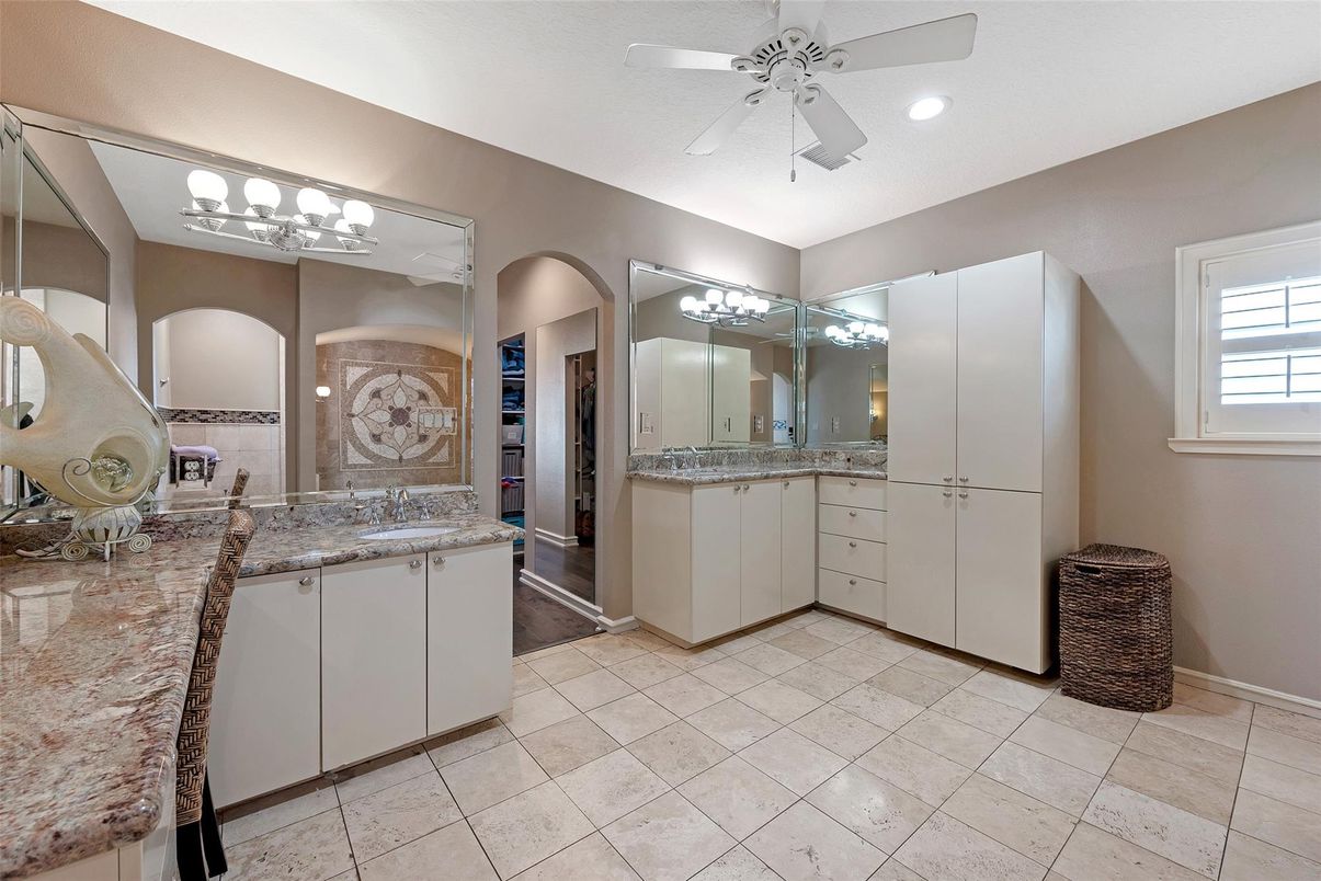 Bathroom, Dual Sink Vanities, Interior, Recessed Lighting