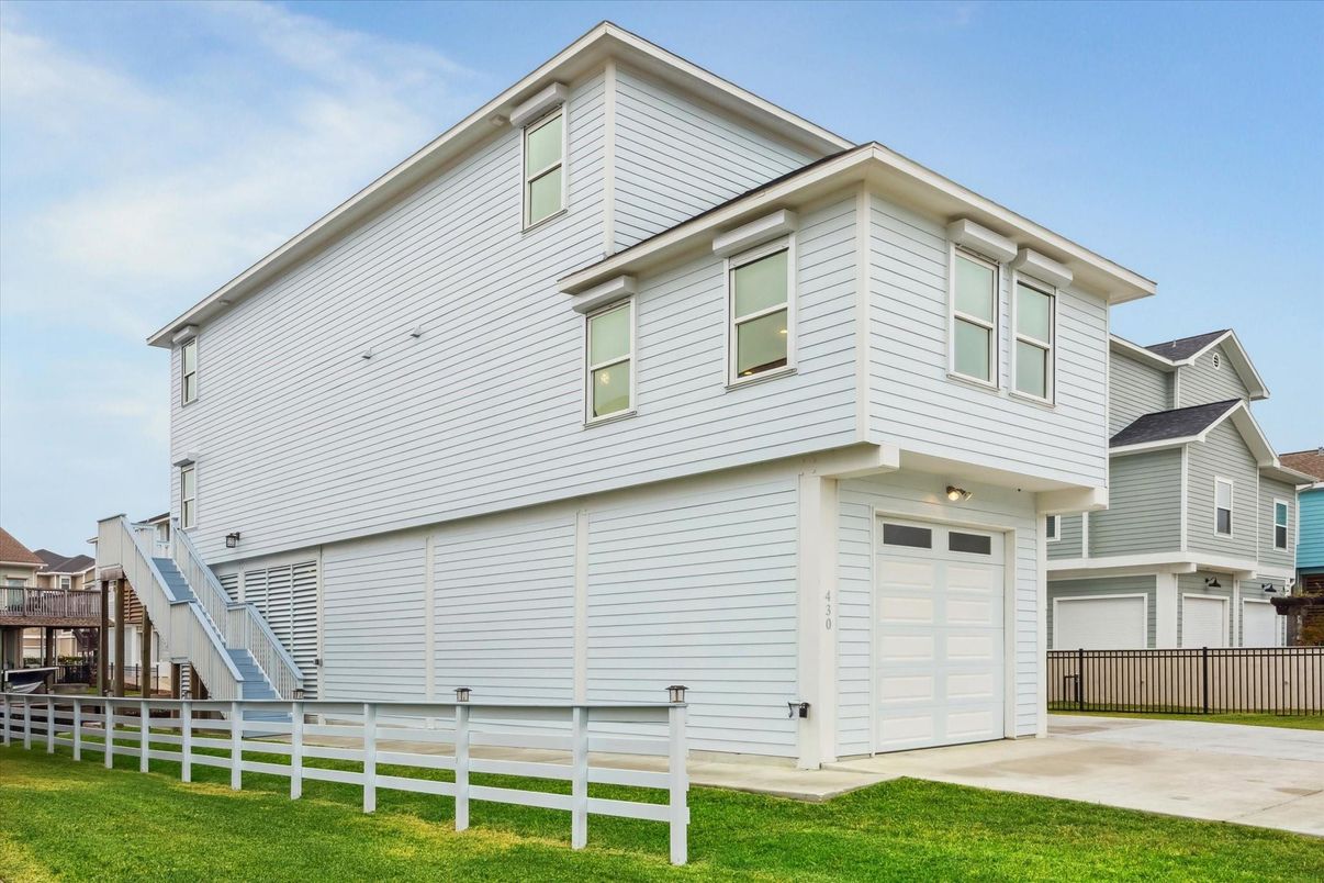 Attached, Exterior, Facade, Rowhouse