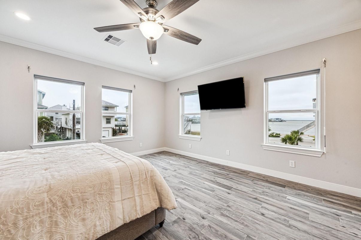 Bedroom, Interior, Recessed Lighting, Water, Wood Texture Flooring
