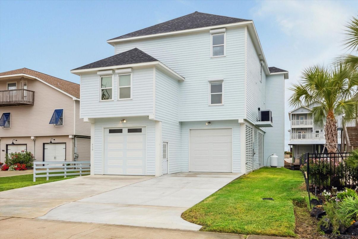 Attached, Exterior, Facade, Split Level