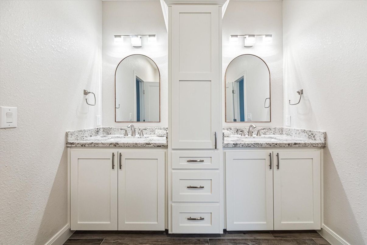 Bathroom, Dual Sink Vanities, Interior