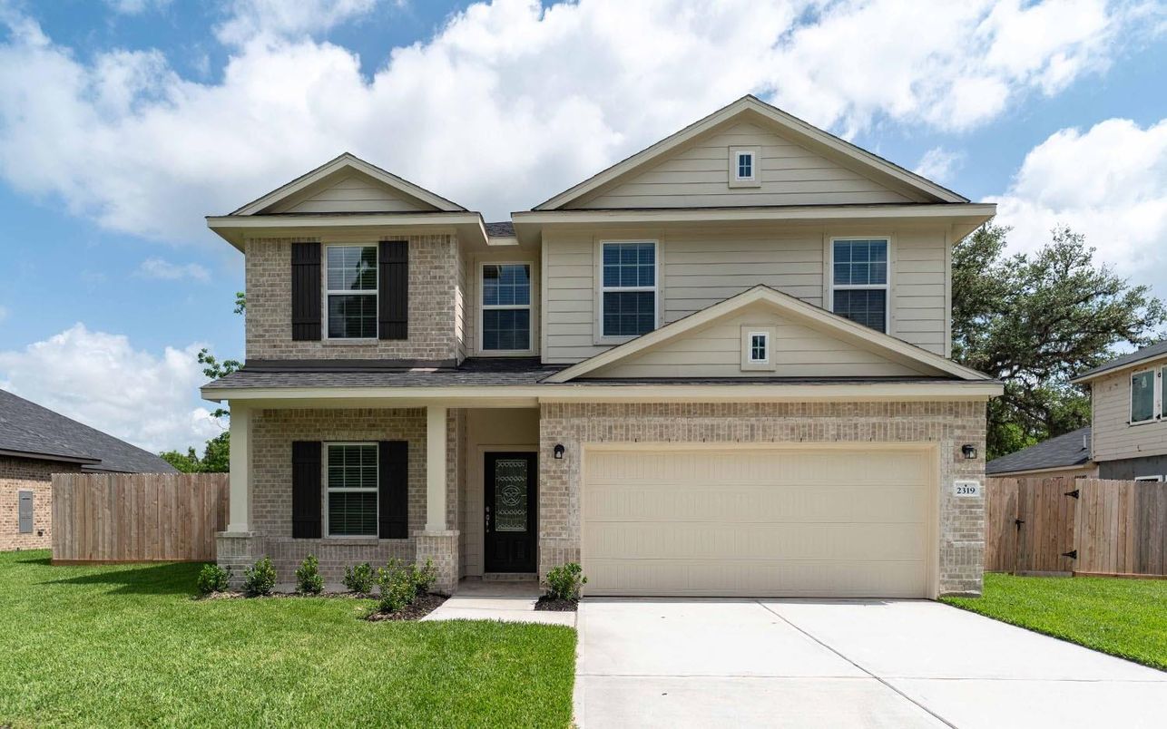 Attached, Exterior, Facade, American Craftsman