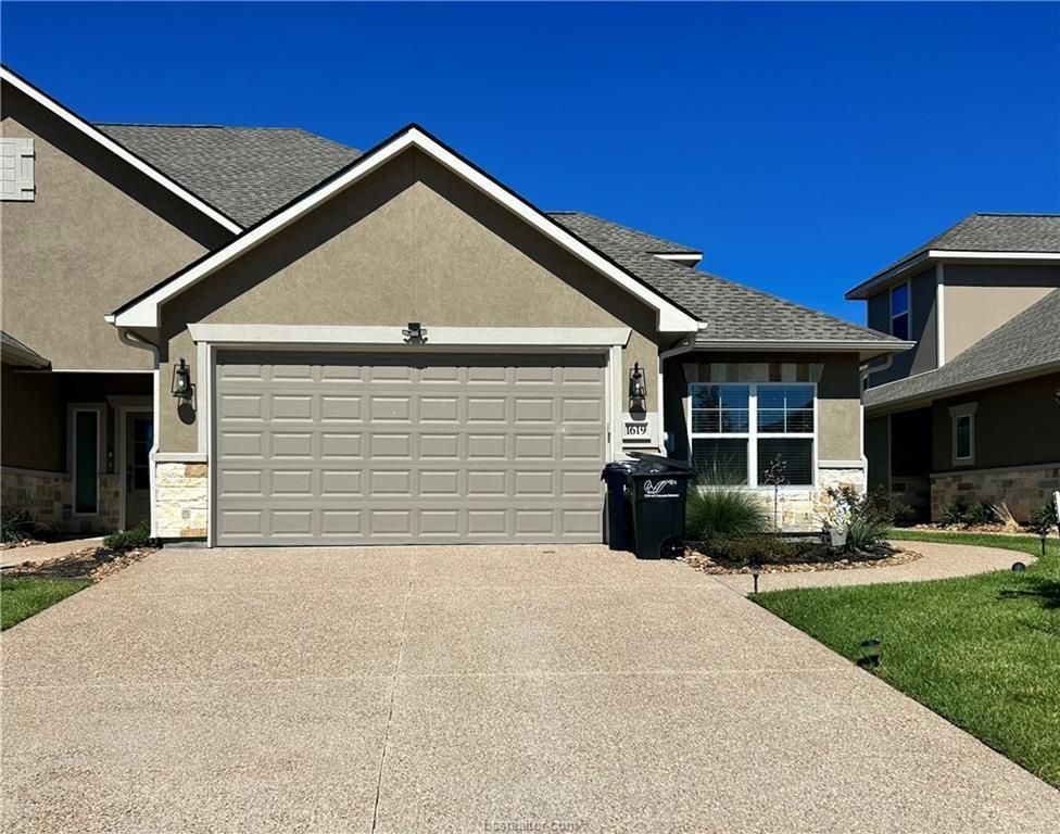 Attached, Exterior, Facade, American Craftsman