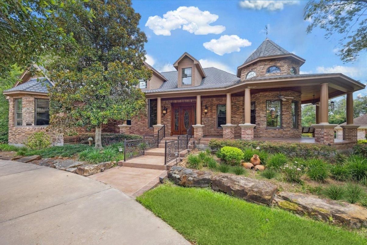 Exterior, Facade, Brick Facade, Queen Anne Victorian