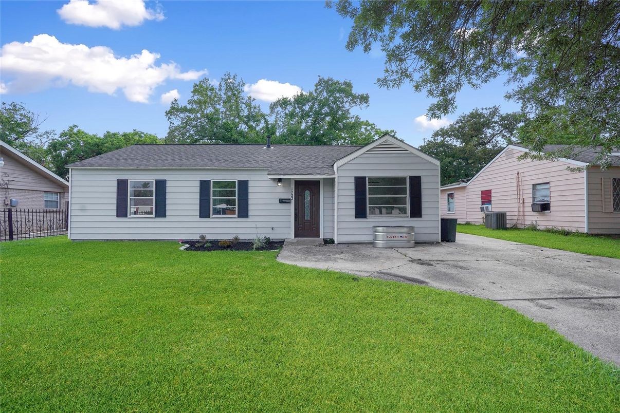 Backyard, Exterior, Facade, Ranch