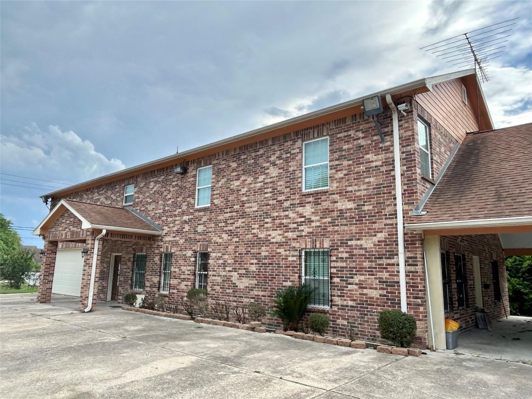 Attached, Exterior, Facade, Brick Facade, Georgian