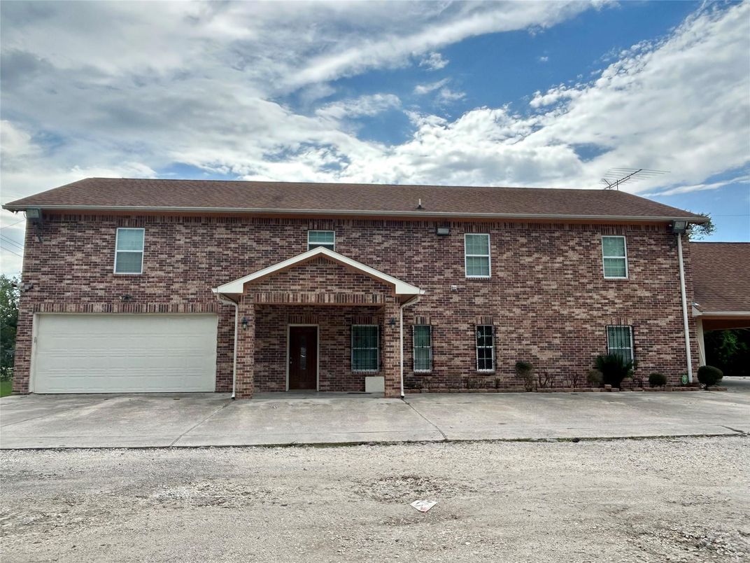 Attached, Exterior, Facade, Brick Facade, Georgian