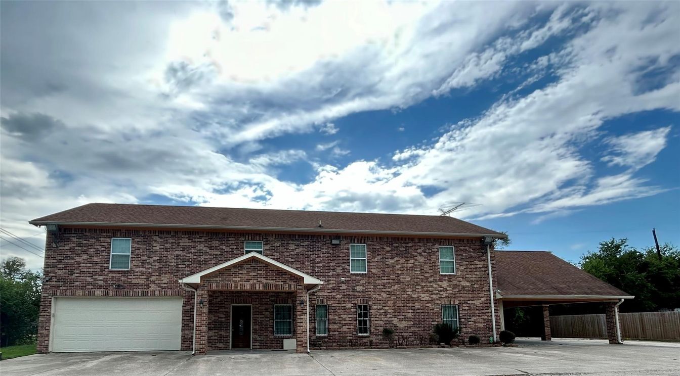 Attached, Exterior, Facade, Brick Facade, Georgian