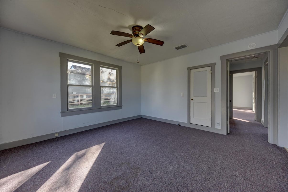 Empty room, Interior