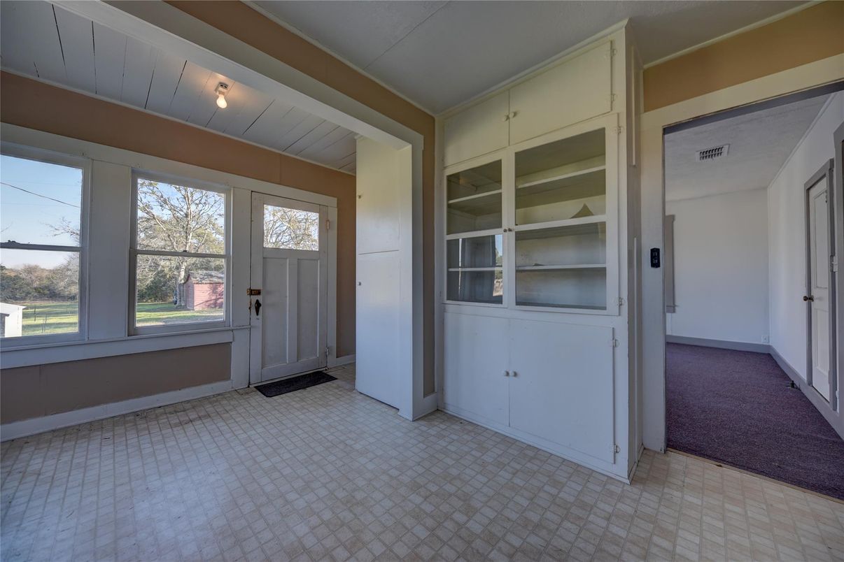 Empty room, Interior